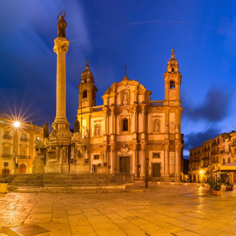 Búsqueda del tesoro y visita autoguiada por Palermo 2 La iglesia de San Domenico es un majestuoso monumento barroco donde una gran fachada blanca y las tumbas monumentales de las figuras más ilustres de Sicilia crean un panteón espiritual en el corazón de Palermo.