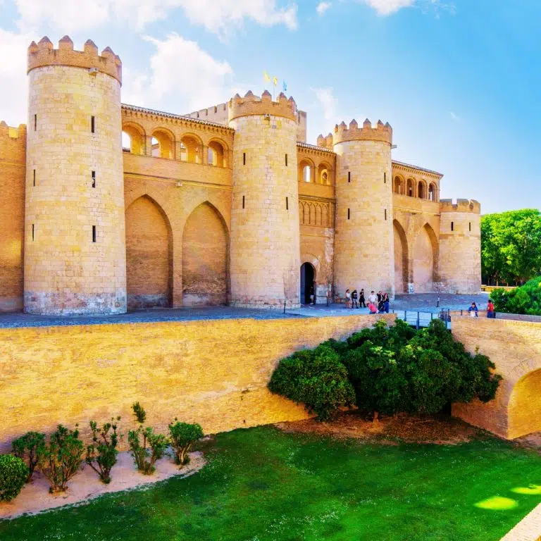 Caccia al tesoro e tour autoguidato a Saragozza 5 Il Palazzo Aljafería è un palazzo islamico fortificato dell'XI secolo che rappresenta uno dei migliori esempi di architettura ispano-musulmana nel nord della Spagna.