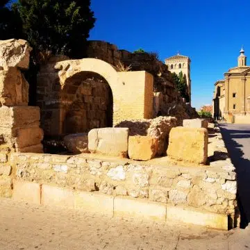 Le Murallas Romanas sono gli imponenti resti delle antiche mura difensive che cingevano la città romana di Caesaraugusta a Saragozza.
