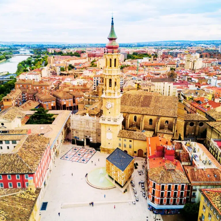 Caccia al tesoro e tour autoguidato a Saragozza 2 La Cattedrale del Salvatore è uno splendido sito Patrimonio dell'Umanità dell'UNESCO a Saragozza, rinomato per la sua fusione unica di architettura mudéjar, gotica e barocca.