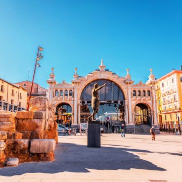 Il Mercado Central è un punto di riferimento storico di Saragozza che presenta un'imponente architettura in stile Art Nouveau e al contempo funge da vivace centro per i prodotti freschi locali.