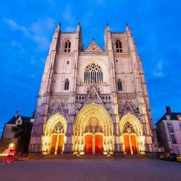 Begun in 1434 in the Flamboyant Gothic style and taking over four centuries to complete, the Cathédrale Saint-Pierre-et-Saint-Paul de Nantes is renowned for its soaring vaulted ceiling and the magnificent Renaissance marble tomb of François II and Marguerite de Foix.