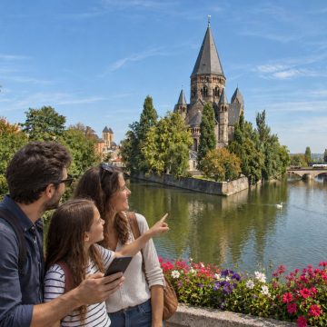 Set picturesquely at the tip of the Petit-Saulcy island and framed by the Moselle River and the Garden of Love, the Temple Neuf is an imposing gray sandstone Neo-Romanesque Protestant church built between 1901 and 1904 during the German annexation of Alsace-Lorraine.