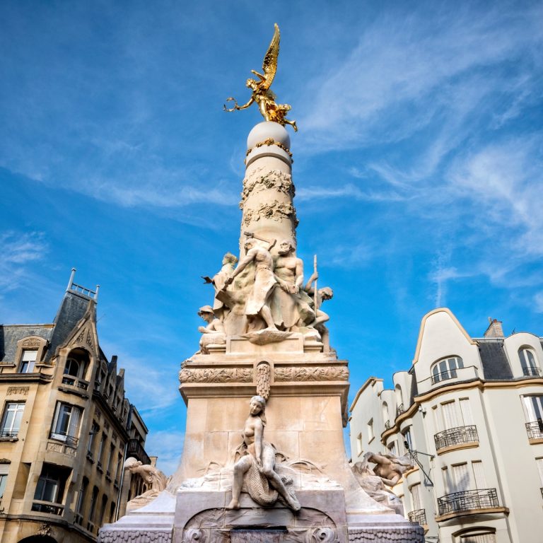 Speurtocht en rondleiding op eigen houtje in Reims 2 De Subé Fontein is een groots monument met daarop een verguld bronzen beeld van Glory, dat dienst doet als middelpunt van Place Drouet-d'Erlon om de vier rivieren van de Champagnestreek te vieren.