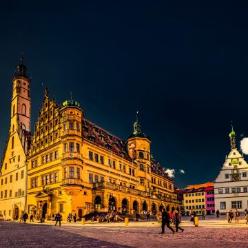 Het stadhuis van Rothenburg is een prachtig architectonisch monument dat een gotisch achterdeel combineert met een grootse renaissancegevel en een elegante barokke arcade. De hoge witte toren biedt een prachtig uitkijkpunt over de rode daken van de stad en het omliggende Taubertal.