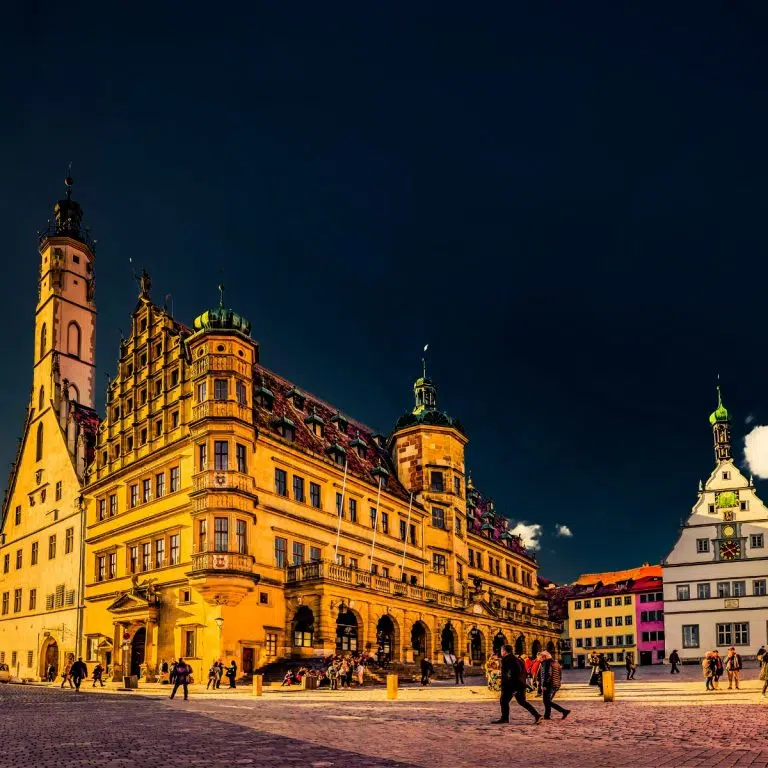 Speurtocht en rondleiding op eigen houtje in Rothenburg 5 Het stadhuis van Rothenburg is een prachtig architectonisch monument dat een gotisch achterdeel combineert met een grootse renaissancegevel en een elegante barokke arcade. De hoge witte toren biedt een prachtig uitkijkpunt over de rode daken van de stad en het omliggende Taubertal.