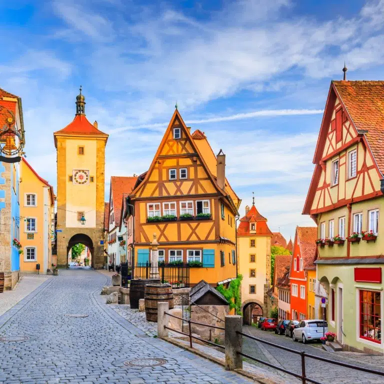 Speurtocht en rondleiding op eigen houtje in Rothenburg 4 Het Plönlein is een wereldberoemd, perfect kruispunt op een ansichtkaart met een smal vakwerkhuis omringd door twee middeleeuwse poorttorens en geplaveide straten. Deze iconische plek weerspiegelt de essentie van de sprookjesachtige charme van Rothenburg en is het meest gefotografeerde en typische uitzicht op de duurzame middeleeuwse architectuur van de stad.