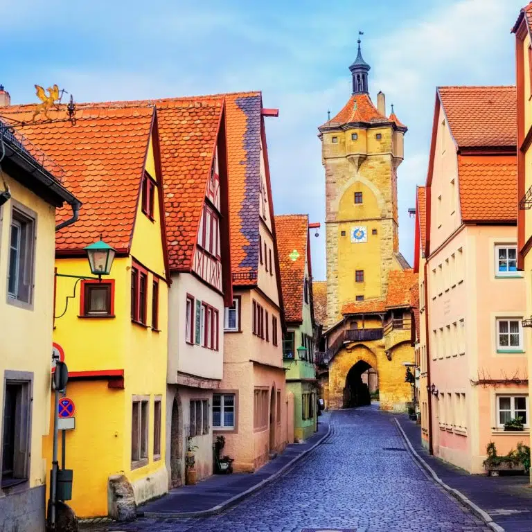Speurtocht en rondleiding op eigen houtje in Rothenburg 2 Het Klingentor is een torenhoog 16e-eeuws fort dat ooit dienst deed als watertoren en fysiek verbonden blijft met de historische St. Wolfgangkerk.