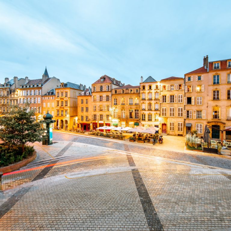 Chasse au trésor et visite libre à Metz 6 La place Saint-Louis est une majestueuse place médiévale où de grandes arcades voûtées en pierre et des maisons de marchands historiques reflètent l'élégance architecturale durable de Metz.