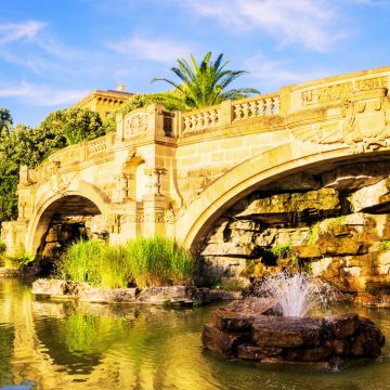 Les Fontaines de l'Esplanade sont une série majestueuse de jeux d'eau situés dans des jardins luxuriants où d'élégants jets d'eau et des bassins en pierre créent une atmosphère paisible au cœur de Metz.