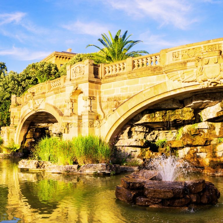 Chasse au trésor et visite libre à Metz 5 Les Fontaines de l'Esplanade sont une série majestueuse de jeux d'eau situés dans des jardins luxuriants où d'élégants jets d'eau et des bassins en pierre créent une atmosphère paisible au cœur de Metz.