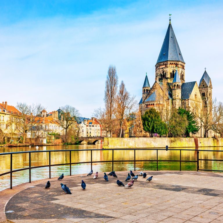 Chasse au trésor et visite libre à Metz 4 Le Temple Neuf est une majestueuse église néo-romane rhénane située sur la place de la Comédie. Ses flèches en grès gris dessinent une silhouette saisissante sur la Moselle.