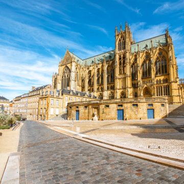 La cathédrale de Metz est un majestueux chef-d'œuvre gothique connu sous le nom de "Lanterne de Dieu", où l'une des plus grandes étendues de vitraux au monde baigne la grande nef dans une lumière céleste.
