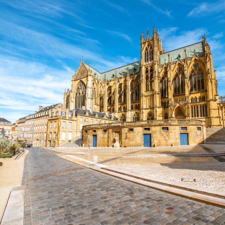 Chasse au trésor et visite libre à Metz 3 La cathédrale de Metz est un majestueux chef-d'œuvre gothique connu sous le nom de "Lanterne de Dieu", où l'une des plus grandes étendues de vitraux au monde baigne la grande nef dans une lumière céleste.