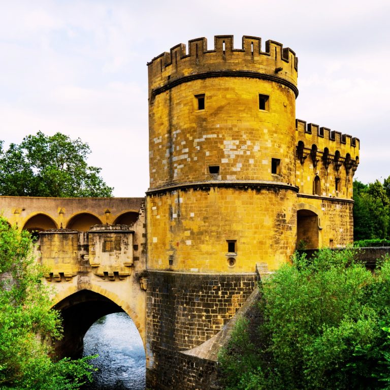 Chasse au trésor et visite libre à Metz 2 La Porte des Allemands est une majestueuse porte fortifiée et un pont qui enjambe la Seille, où deux tours crénelées se dressent comme une puissante forteresse médiévale de Metz.