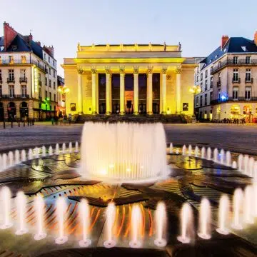 Théâtre Graslin to wspaniały XVIII-wieczny budynek opery z widokiem na wielki półokrągły plac, charakteryzujący się majestatycznymi korynckimi kolumnami i neoklasyczną elegancją.