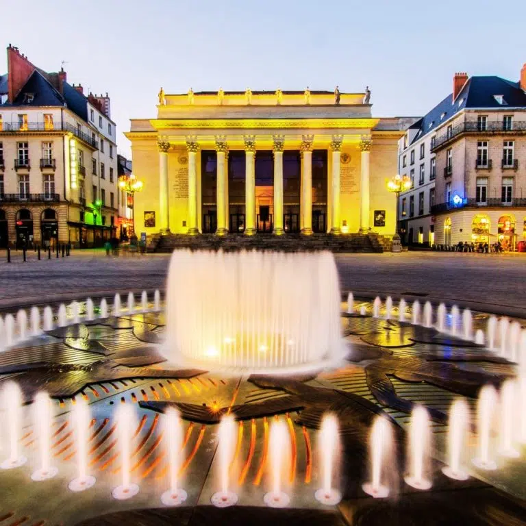 Zabawa w poszukiwanie skarbów w Nantes i samodzielna wycieczka 2 Théâtre Graslin to wspaniały XVIII-wieczny budynek opery z widokiem na wielki półokrągły plac, charakteryzujący się majestatycznymi korynckimi kolumnami i neoklasyczną elegancją.