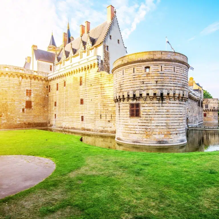 Zabawa w poszukiwanie skarbów i samodzielna wycieczka po Nantes 6 Château des ducs de Bretagne to potężna XV-wieczna forteca z eleganckimi renesansowymi pałacami położonymi za surowymi murami obronnymi i fosą.