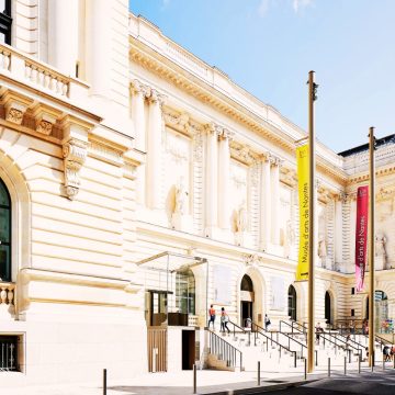 Musée d'arts de Nantes to czołowa instytucja kulturalna z uderzającą szklano-kamienną fasadą, w której znajduje się rozległa kolekcja obejmująca zarówno starożytne arcydzieła, jak i współczesne instalacje.