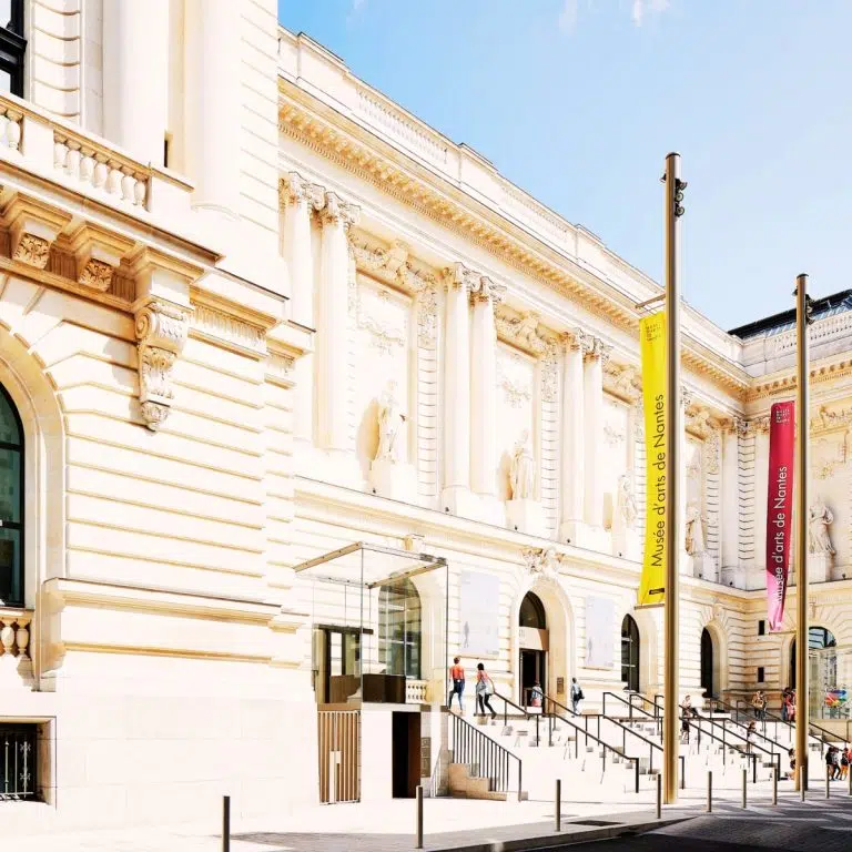 Zabawa w poszukiwanie skarbów i samodzielna wycieczka po Nantes 5 Musée d'arts de Nantes to czołowa instytucja kulturalna z uderzającą szklano-kamienną fasadą, w której znajduje się rozległa kolekcja obejmująca zarówno starożytne arcydzieła, jak i współczesne instalacje.