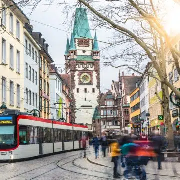 De Martinstor is de oudste van de twee overgebleven middeleeuwse poorten van Freiburg en vormt een opvallend herkenningspunt met zijn traditionele klok en historische boog.