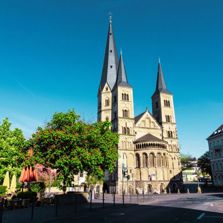 Jeu de piste et visite libre à Bonn 6 La Bonner Münster est l'une des plus anciennes églises d'Allemagne, une étonnante basilique romane qui symbolise majestueusement le patrimoine spirituel et architectural de la ville.
