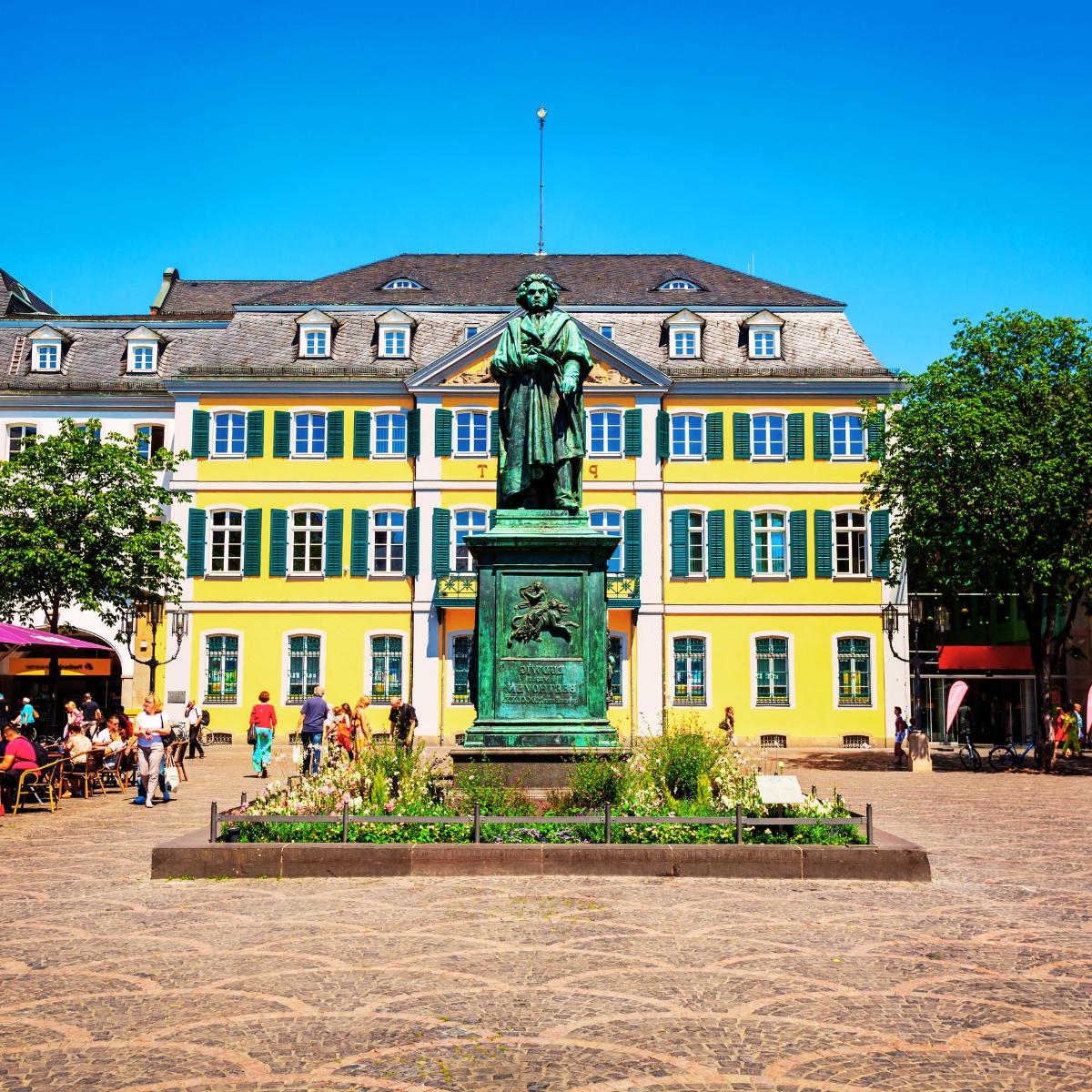 Schnitzeljagd und selbstgeführte Tour durch Bonn 5 Das Beethoven-Denkmal ist eine große Bronzestatue, die stolz auf dem Münsterplatz steht und den legendären Komponisten an seinem Geburtsort ehrt.