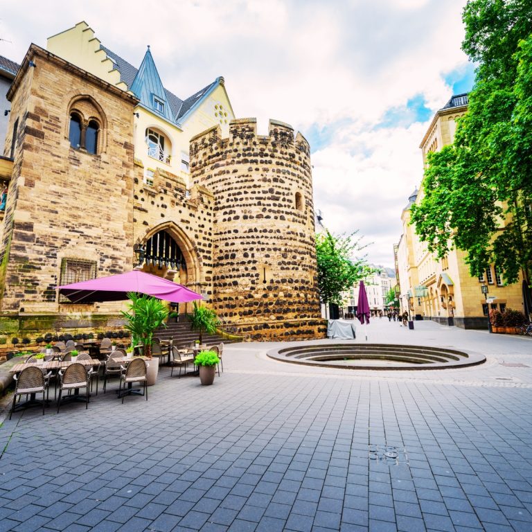 Jeu de piste et visite libre à Bonn 4 Le Sterntor est une reconstruction pittoresque d'une porte médiévale qui offre un aperçu captivant des anciennes défenses de la ville de Bonn.
