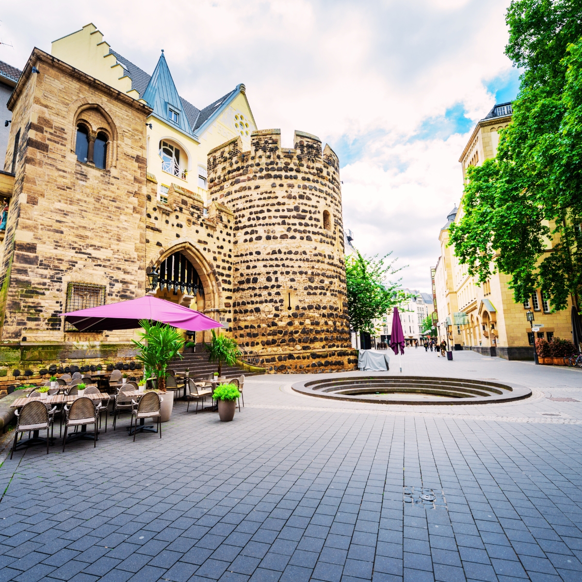 Schnitzeljagd und selbstgeführte Tour durch Bonn 4 Das Sterntor ist die malerische Rekonstruktion eines mittelalterlichen Torhauses, das einen fesselnden Einblick in die alte Bonner Stadtbefestigung bietet.