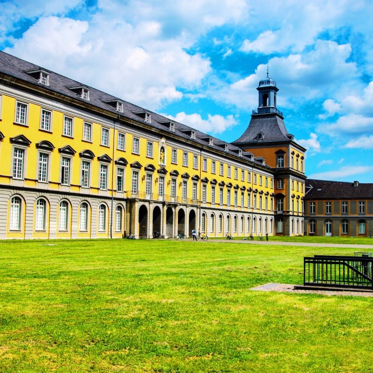 Jeu de piste et visite libre à Bonn 3 Le bâtiment principal de l'université de Bonn est un vaste palais baroque aux tons dorés qui servait autrefois de résidence aux princes-électeurs de Cologne.