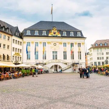 Das Alte Rathaus ist ein atemberaubendes Meisterwerk im Rokoko-Stil am Bonner Marktplatz, dessen elegantes Treppenhaus schon viele internationale Berühmtheiten beherbergt hat.