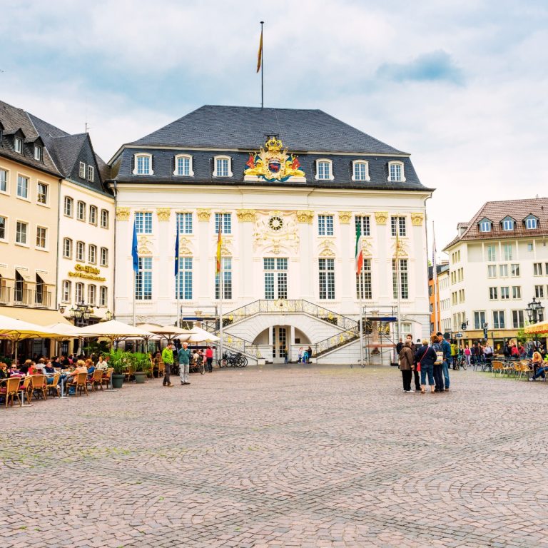 Jeu de piste et visite libre à Bonn 2 L'Altes Rathaus est un superbe chef-d'œuvre de style rococo situé sur la place du marché de Bonn, qui a accueilli de nombreuses personnalités internationales dans son élégant escalier.