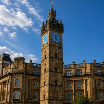 De Tolbooth Steeple is een historische toren van zeven verdiepingen aan Glasgow Cross die het enige overblijfsel is van het oorspronkelijke 17e-eeuwse stadshuis en burgerlijk centrum van de stad.