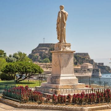 Die Ioannis-Kapodistrias-Statue auf Korfu ehrt den auf Korfu geborenen Staatsmann und ersten Gouverneur des unabhängigen Griechenlands. Sie steht an einem malerischen Ort mit Blick auf das Meer und die historische Alte Festung.