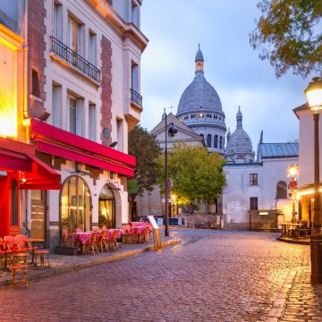La Place du Tertre es una majestuosa plaza pública donde una gran reunión de artistas locales y el encanto histórico del adoquinado crean una atmósfera monumental en el corazón artístico de Montmartre.