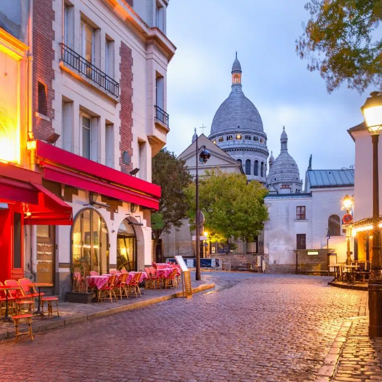 Búsqueda del tesoro y visita autoguiada por Montmartre 5 La Place du Tertre es una majestuosa plaza pública donde una gran reunión de artistas locales y el encanto histórico del adoquinado crean una atmósfera monumental en el corazón artístico de Montmartre.
