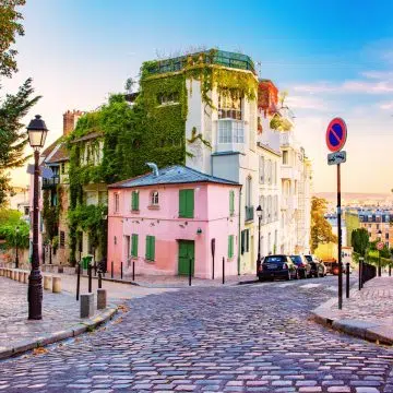 La Maison Rose es una majestuosa casa de campo histórica donde una gran fachada rosa y el patrimonio artístico crean un hito monumental en el corazón de Montmartre.