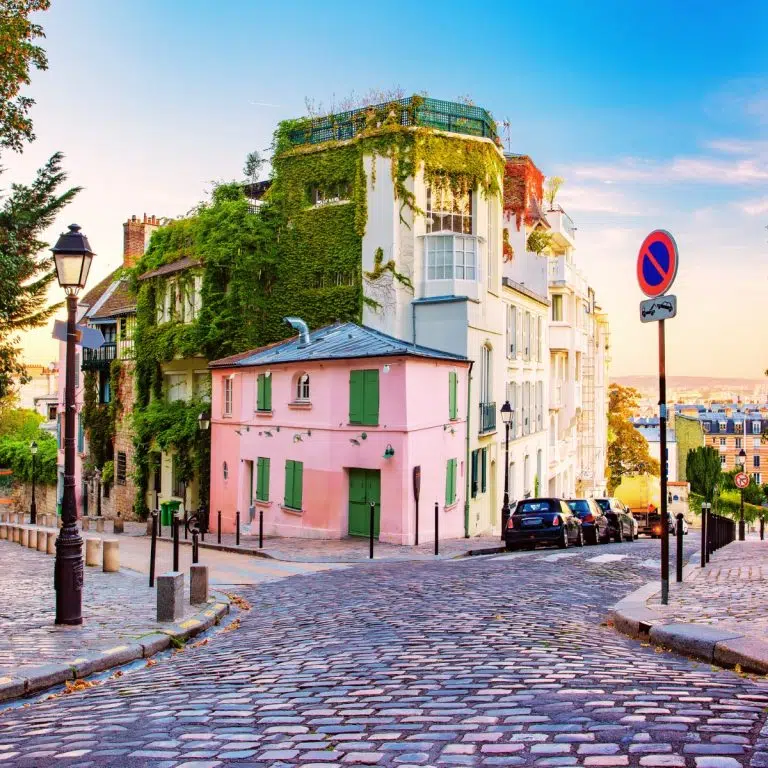 Búsqueda del tesoro y visita autoguiada por Montmartre 4 La Maison Rose es una majestuosa casa de campo histórica donde una gran fachada rosa y el patrimonio artístico crean un hito monumental en el corazón de Montmartre.