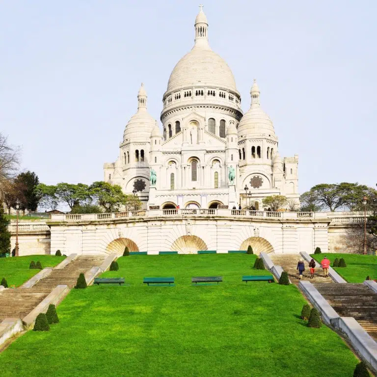 Búsqueda del tesoro y visita autoguiada por Montmartre 3 La basílica del Sacré-Cœur es un majestuoso monumento de cúpula blanca donde la gran arquitectura romano-bizantina y las impresionantes vistas panorámicas crean una corona monumental en lo alto de la colina de Montmartre.