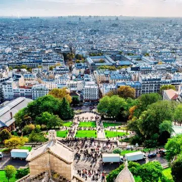 La plaza Louise Michel es un majestuoso parque en la ladera de una colina donde las grandes escalinatas de piedra y la exuberante vegetación crean una monumental aproximación a las alturas de Montmartre.