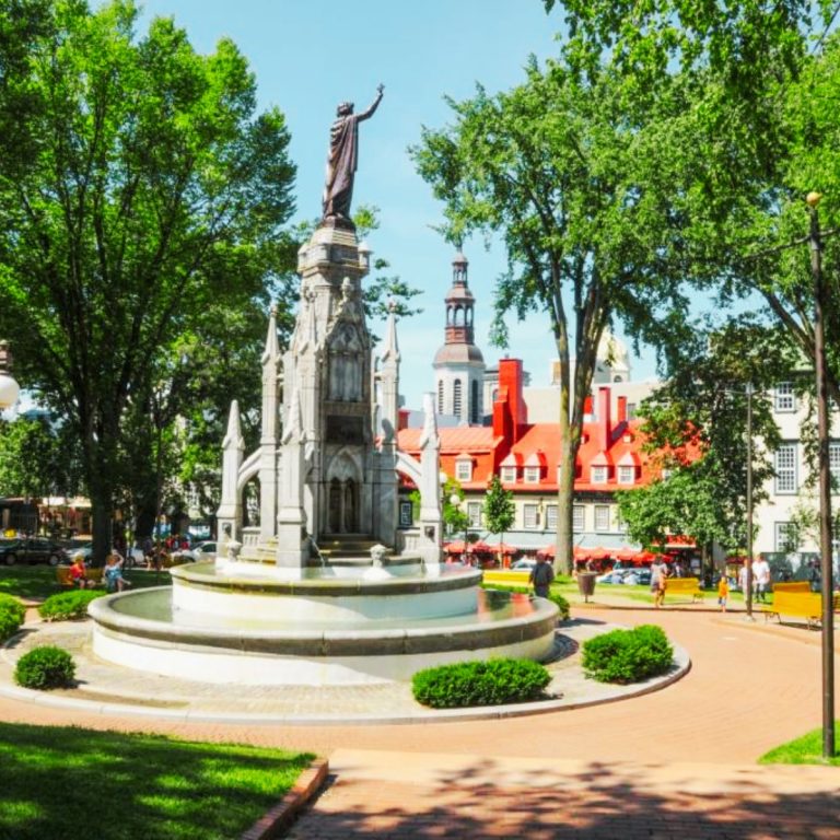 Caça ao tesouro e visita autoguiada à cidade de Québec 5 A Place d'Armes é uma praça pública histórica na parte antiga do Quebeque que serve de ponto de encontro central rodeado de marcos emblemáticos.