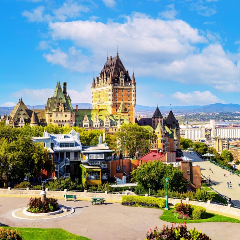 Caça ao tesouro e visita autoguiada à cidade de Québec 4 O Fairmont Le Château Frontenac é um hotel majestoso e de renome mundial que domina a linha do horizonte da cidade do Quebeque e detém a distinção de ser o hotel mais fotografado do mundo.