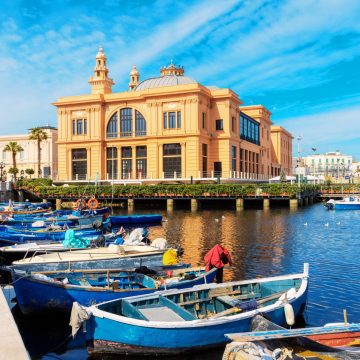 Ein beeindruckender Blick auf das Teatro Margherita in Bari, ein historisches Jugendstildenkmal, das auf Stelzen über dem Wasser des alten Hafens errichtet wurde.
