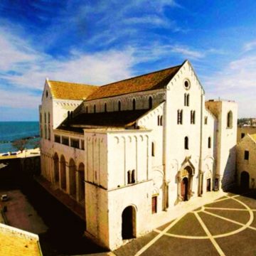 Die majestätische Basilica di San Nicola in Bari ist ein wichtiger Wallfahrtsort und ein hervorragendes Beispiel für die romanische Architektur Apuliens.