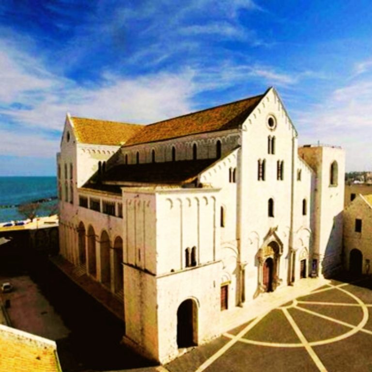 Speurtocht en rondleiding op eigen houtje door Bari 5 De majestueuze Basilica di San Nicola in Bari, een belangrijk bedevaartsoord en een uitstekend voorbeeld van de Pugliese Romaanse architectuur.