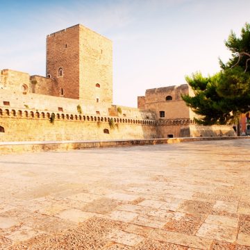 Die imposante normannisch-schwäbische Burg in Bari, eine große mittelalterliche Festung mit massiven Bastionen und einem breiten Graben, der den Eingang zur Altstadt bewacht.