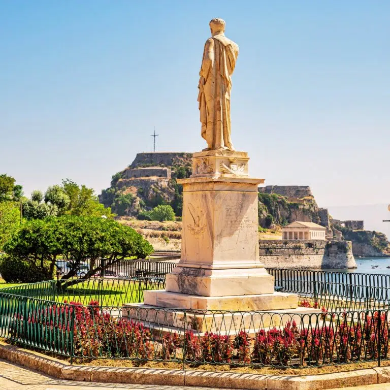 Chasse au trésor et visite libre à Corfou 5 Le monument à Ioannis Kapodistrias rend hommage au premier gouverneur de la Grèce indépendante dans un cadre magnifique en bord de mer, surplombant les eaux de la mer Ionienne et la vieille forteresse historique.
