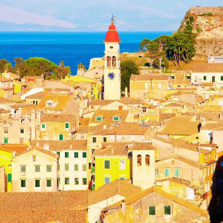 Chasse au trésor et visite libre à Corfou 4 L'église Saint Spyridon est le cœur spirituel de Corfou, célèbre pour abriter les reliques du saint patron de l'île dans ses murs et pour son clocher à dôme rouge qui domine l'horizon.