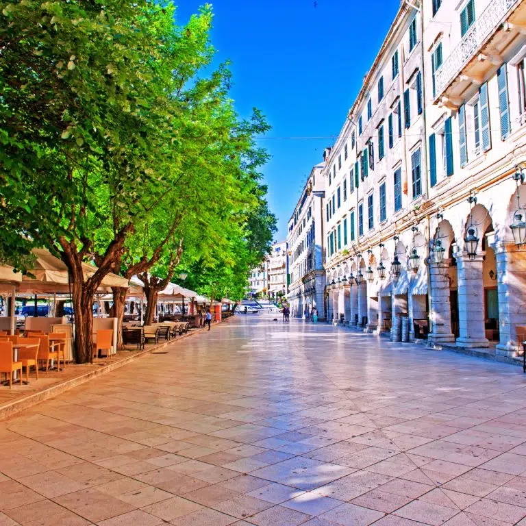 Chasse au trésor et visite libre à Corfou 3 Le Liston est une élégante arcade piétonne du XIXe siècle qui borde la place Spianada, célèbre pour son architecture de style parisien et ses charmants cafés qui constituent le point de rencontre le plus populaire de la ville de Corfou.