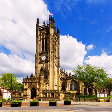 Katedra w Manchesterze jest oszałamiającym przykładem prostopadłościennej architektury gotyckiej, szczycącej się misternie rzeźbioną średniowieczną stolarką i historią, która zakotwiczyła duchowe życie miasta przez ponad 600 lat.